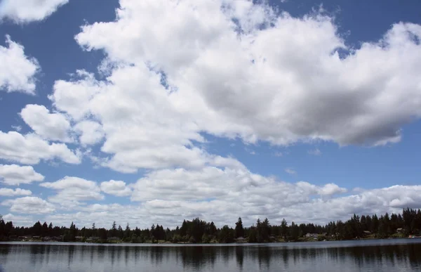 Fluffy Stratocumulus Nubes sobre el lago —  Fotos de Stock