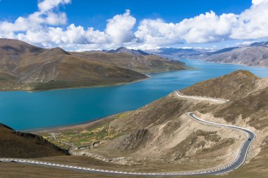 Yol sarma ile dağ tibet Çin.