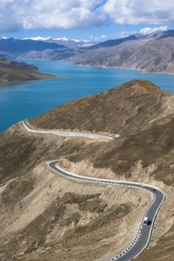 Yol sarma ile dağ tibet Çin.