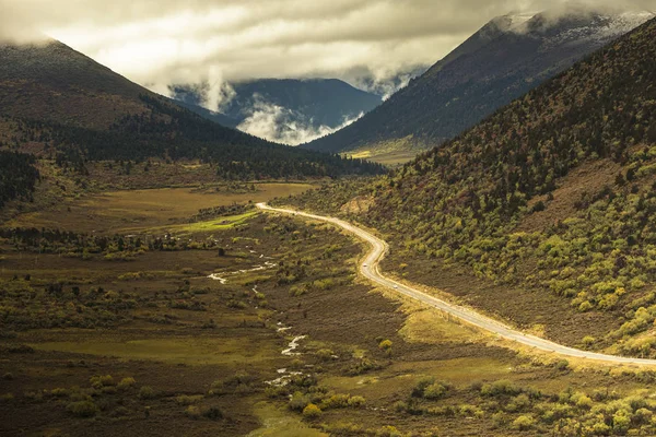 Yol Sarma Ile Dağ Tibet Çin — Stok fotoğraf