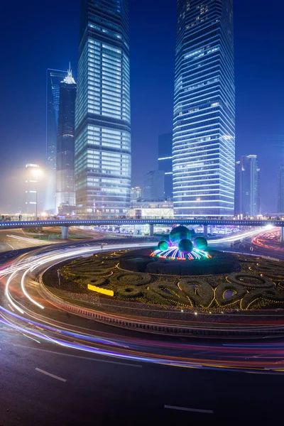 上海の近代建築の背景にある光の軌跡は — ストック写真