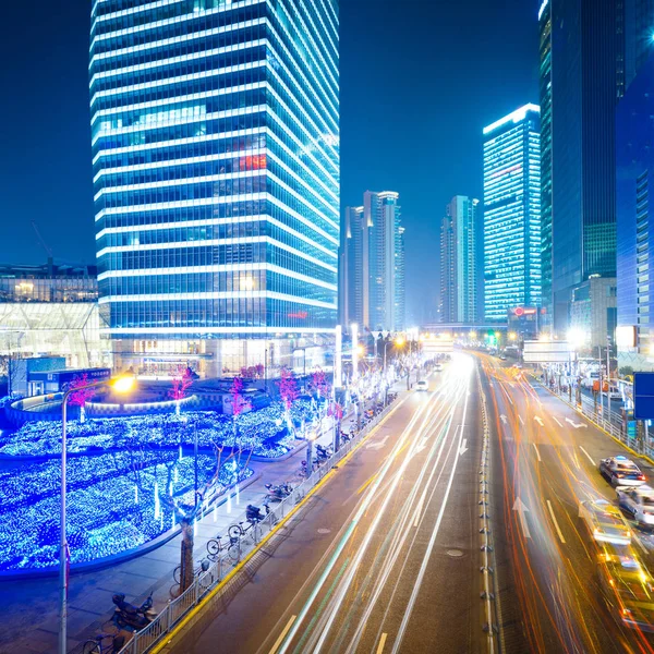 上海の近代建築の背景にある光の軌跡は — ストック写真