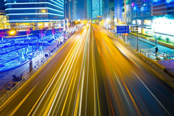 Die Hellen Spuren Auf Dem Hintergrund Des Modernen Gebäudes Shanghai — Stockfoto