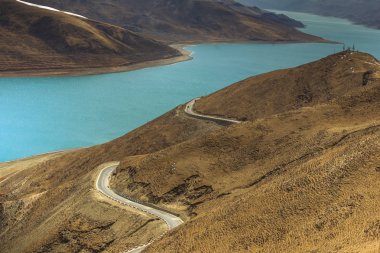 Yol sarma ile dağ tibet Çin.