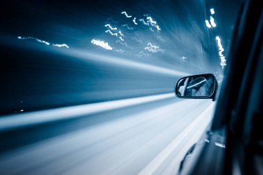 tarafındaki köşede, bulanık hareket gidiyor araba göster