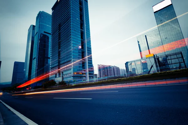 Die Hellen Spuren Auf Dem Hintergrund Des Modernen Gebäudes Shanghai — Stockfoto