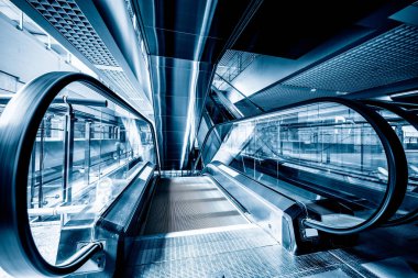 modern binasında fütüristik asansörde Çin shanghai.