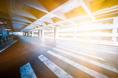 trafikte araba park tonda mavi ile Şangay Çin Havaalanı.