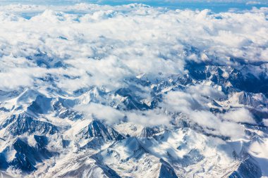 Uçuş sırasında uçak penceresinden dağların görüntüsü.