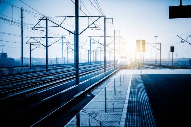 Şangay Çin 'deki hafif tren istasyonunun modern mimarisi..