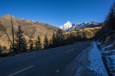 Yol sarma ile dağ tibet Çin.