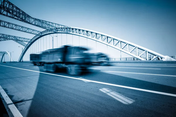Kamyon Acele Köprüsü Aracılığıyla Git — Stok fotoğraf