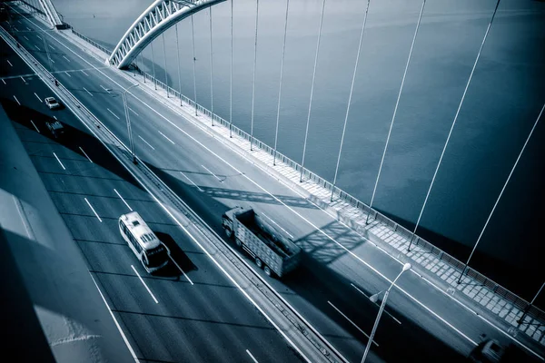 Autobahn Und Moderne Brücke Einer Stadt Blau Getönt — Stockfoto