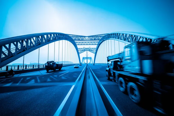 Caminhão Acelerando Através Uma Ponte Ciy Tonificado Azul — Fotografia de Stock