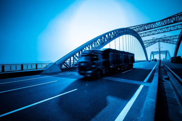 Φορτηγό Επιτάχυνση Μέσω Μιας Γέφυρας Του Ciy Μπλε Τονισμένο — Φωτογραφία Αρχείου