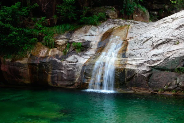Vesiputous Metsässä Yunnan Kiina — kuvapankkivalokuva