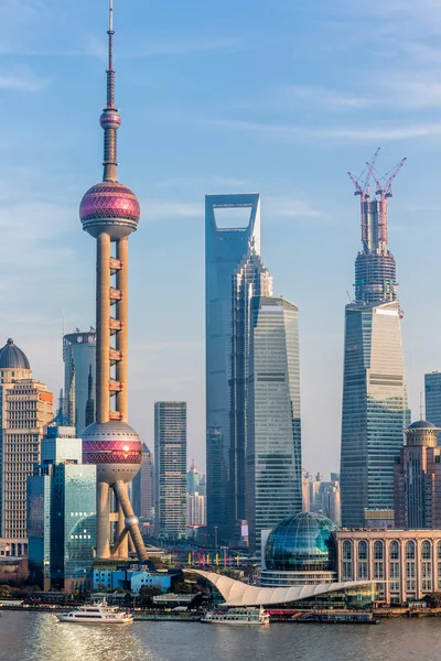 Oriental pearl tower ve Şangay Dünya Finans Merkezi (swfc) & jin mao Kulesi ile shanghai manzarası.