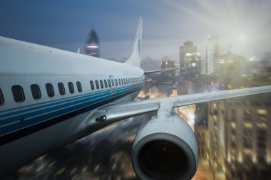 uçak sinek geceleri şehrin yukarısındaki Şangay Çin.