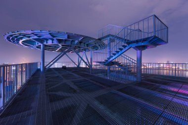 Bir binanın geceleri helikopter platformu.