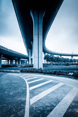 Şangay Çin 'deki viyadük kavşağında beton yol eğrisi..