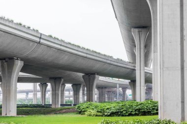 Üstgeçit Köprüsü, düşük açılı manzaraya shanghai Çin.