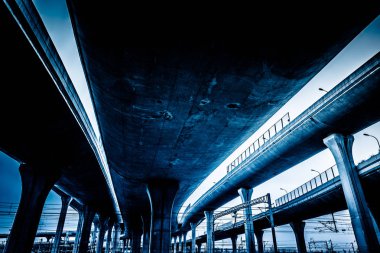 Üstgeçit Köprüsü, düşük açılı manzaraya shanghai Çin.