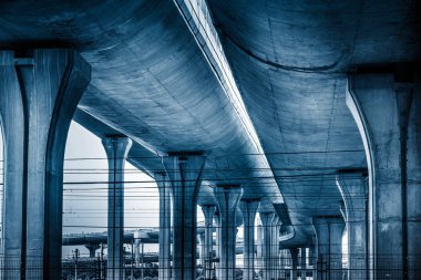 Şangay Çin 'deki viyadük kavşağında beton yol eğrisi..