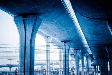 Üstgeçit Köprüsü, düşük açılı manzaraya shanghai Çin.