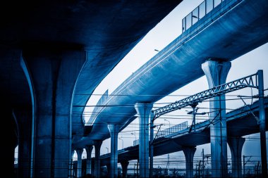 Şangay Çin 'deki viyadük kavşağında beton yol eğrisi..