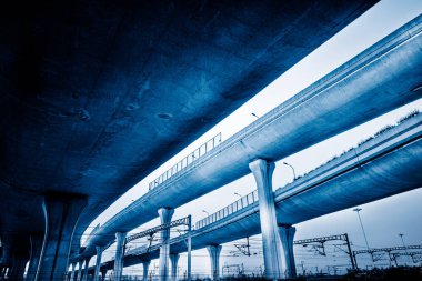 Şangay Çin 'deki viyadük kavşağında beton yol eğrisi..