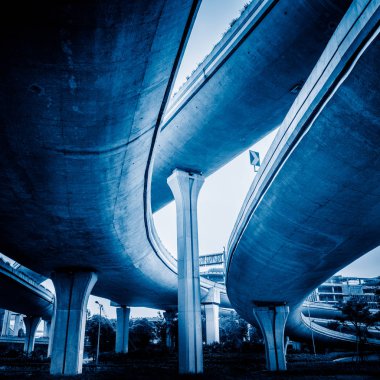 Şangay Çin 'deki viyadük kavşağında beton yol eğrisi..