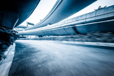 Şangay Çin 'deki viyadük kavşağında beton yol eğrisi..