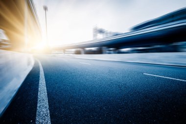 Üstgeçit Köprüsü, düşük açılı manzaraya shanghai Çin.