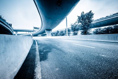 Şangay Çin 'deki viyadük kavşağında beton yol eğrisi..