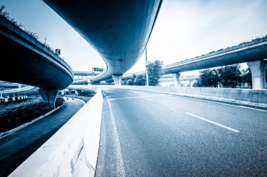 Şangay Çin 'deki viyadük kavşağında beton yol eğrisi..