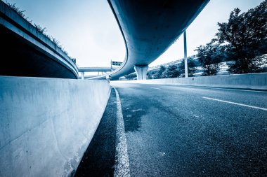 Şangay Çin 'deki viyadük kavşağında beton yol eğrisi..