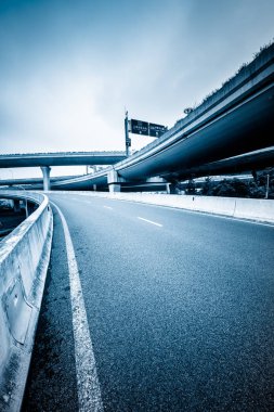 Şangay Çin 'deki viyadük kavşağında beton yol eğrisi..