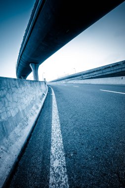 Şangay Çin 'deki viyadük kavşağında beton yol eğrisi..