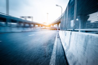 Şangay Çin 'deki viyadük kavşağında beton yol eğrisi..