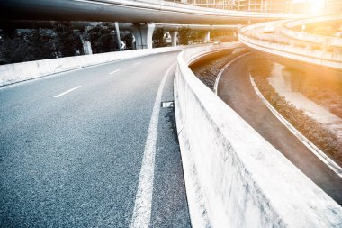 Şangay Çin 'deki viyadük kavşağında beton yol eğrisi..