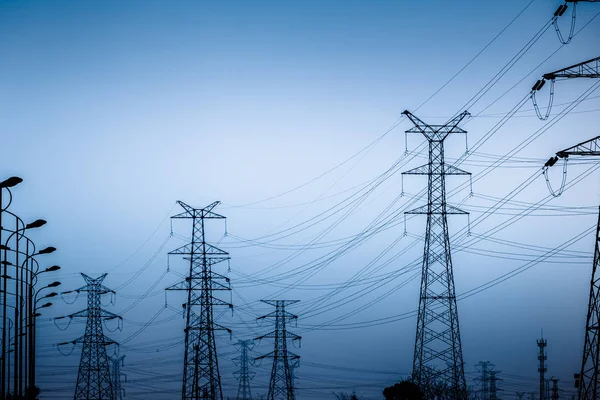 Torri Alta Tensione Con Sfondo Cielo Immagini Blu Tonica — Foto Stock