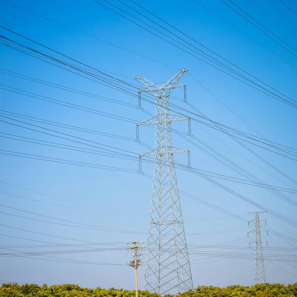 Torres Alto Voltaje Con Fondo Cielo Imágenes Tonificadas Azules —  Fotos de Stock