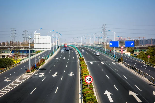 公路和城市 蓝色的现代桥梁定了调子 — 图库照片