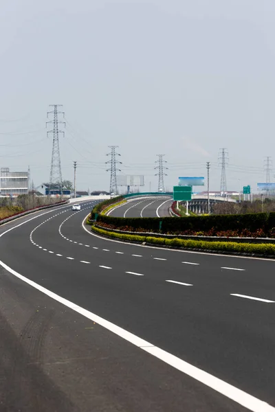 Gün Batımında Yüksek Gerilim Kuleleri Giden Yol — Stok fotoğraf