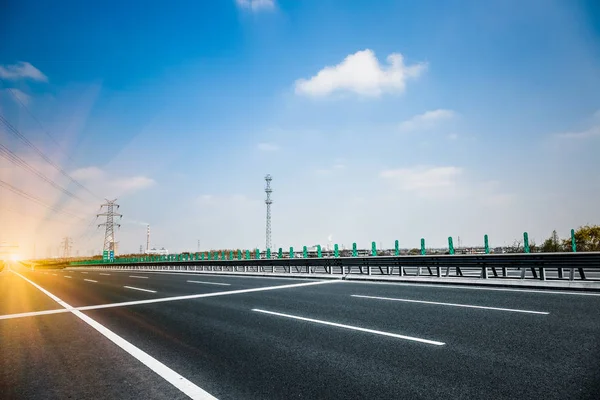 高速道路や近代的な橋都市 青のトーン — ストック写真