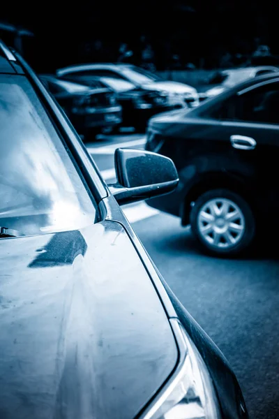 Turismos Estacionamiento Ciudad Aire Libre —  Fotos de Stock