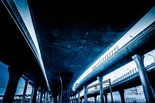 Üstgeçit Köprüsü, düşük açılı manzaraya shanghai Çin.