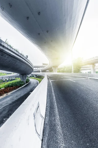 bir kentin gün boş Üstgeçit.