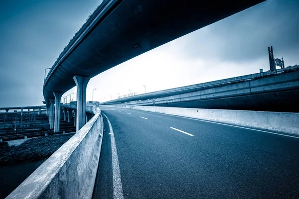 Şangay Çin 'deki viyadük kavşağında beton yol eğrisi..