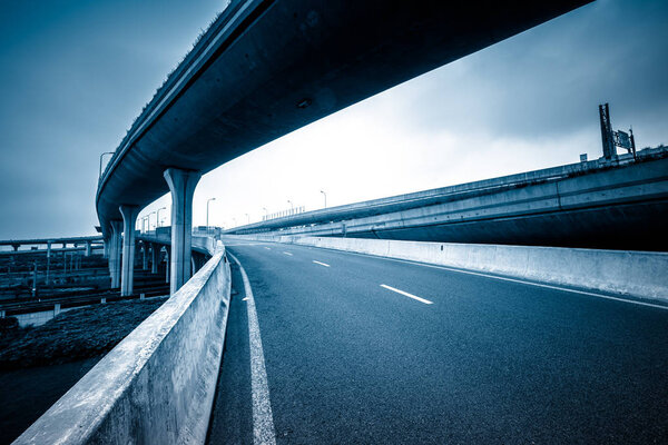 Бетонная дорожная кривая виадука в Шанхайском фарфоре на открытом воздухе
.